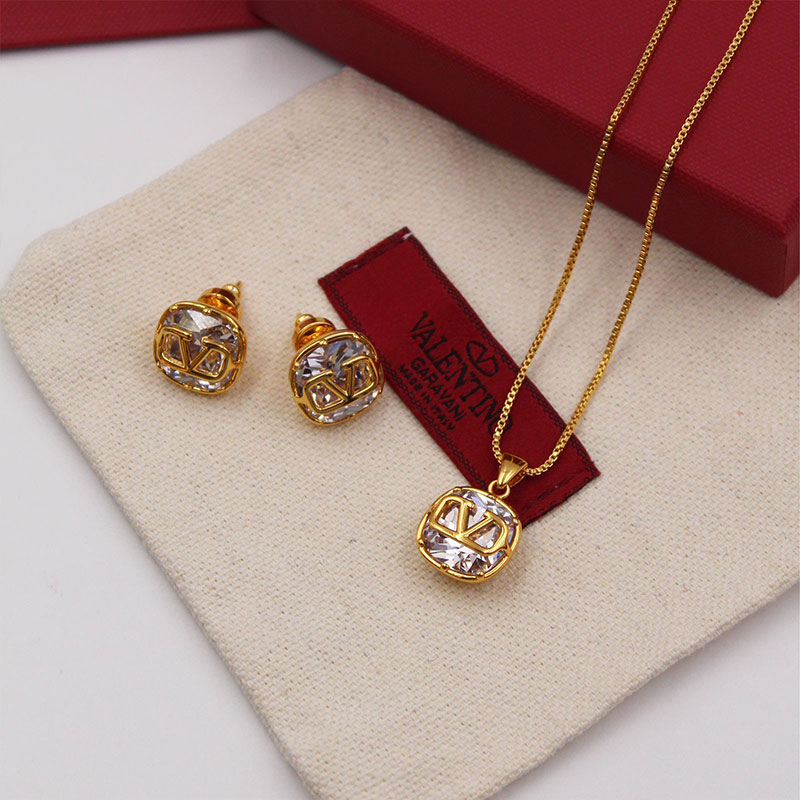 Necklace & Earrings Set: Redefine Elegance